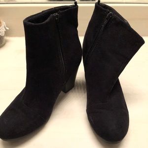 Old Navy black booties!!
